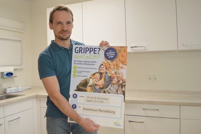 Arzt Johannes Jeschke impft während der Aktionswoche Erwachsene gegen Grippe.
