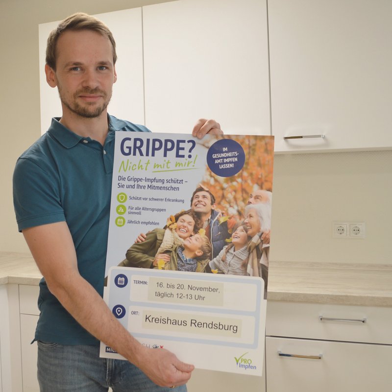 Arzt Johannes Jeschke impft während der Aktionswoche Erwachsene gegen Grippe. 