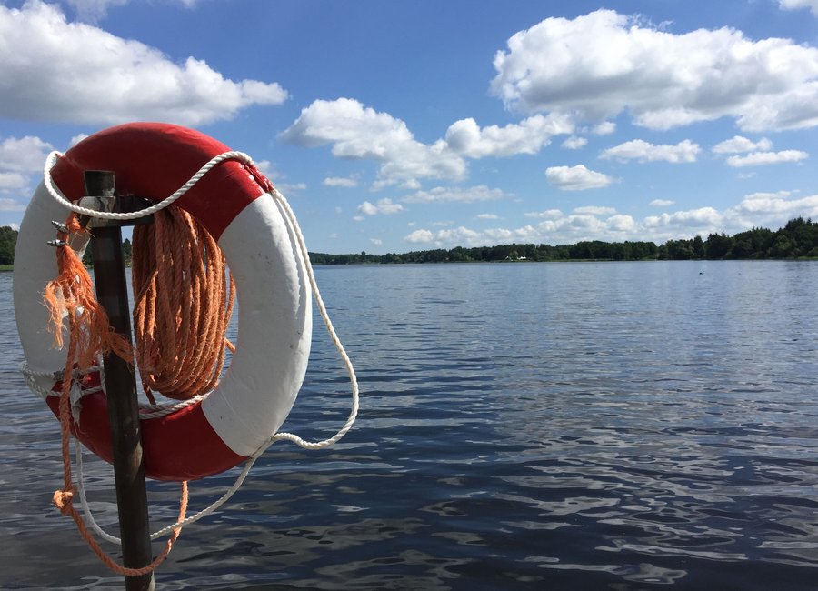 Rettungsring am Brahmsee