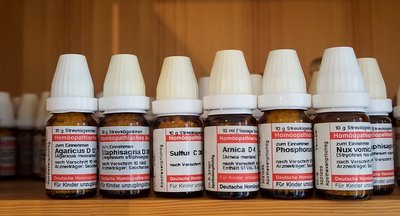 Fläschchen mit homöopathischer Arznei